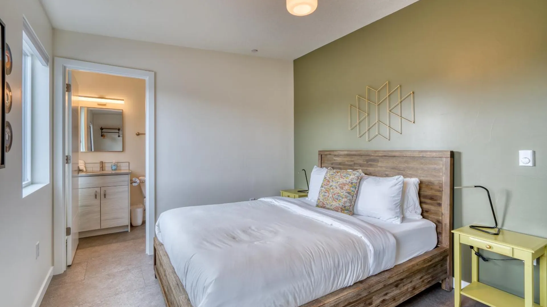 Stay Portland - Crossroads Vintage Funk Penthouse - 94 Walkscore