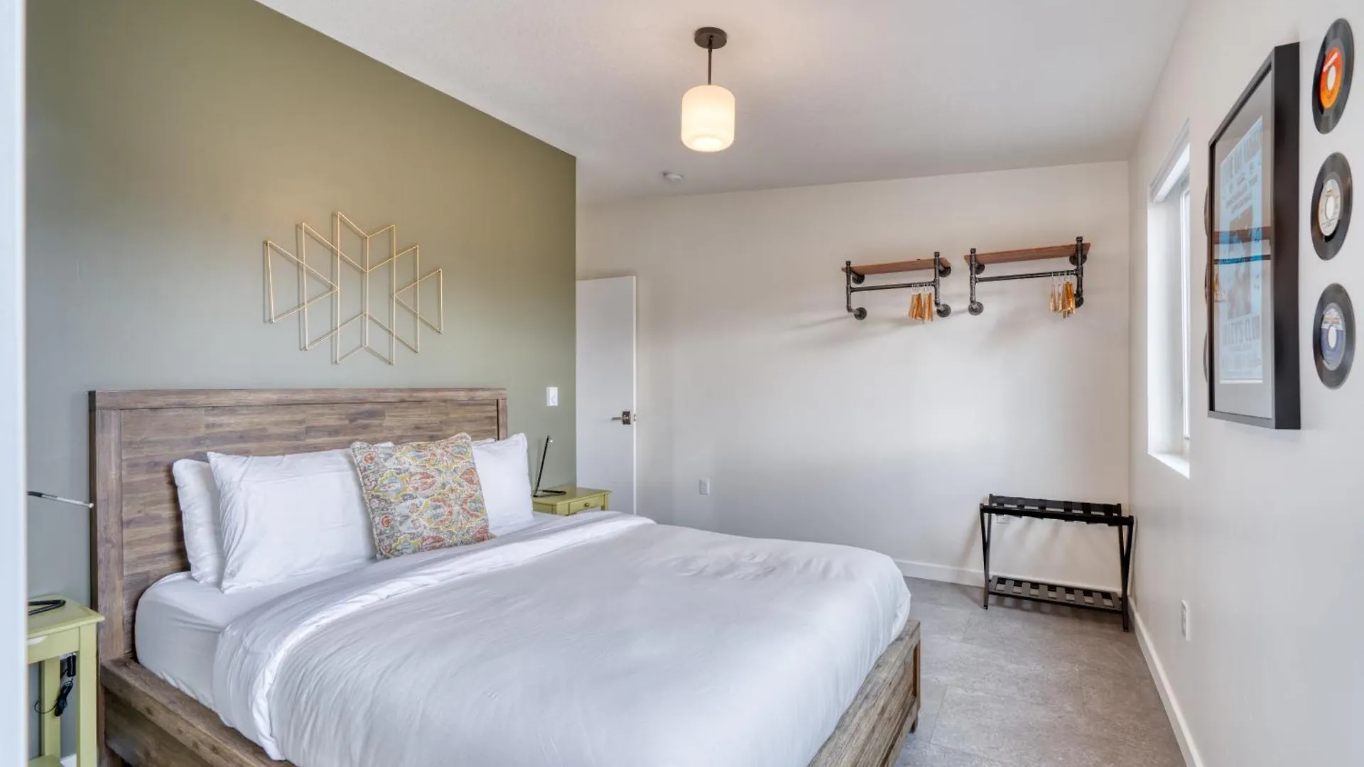 Stay Portland - Crossroads Vintage Funk Penthouse - 94 Walkscore United States