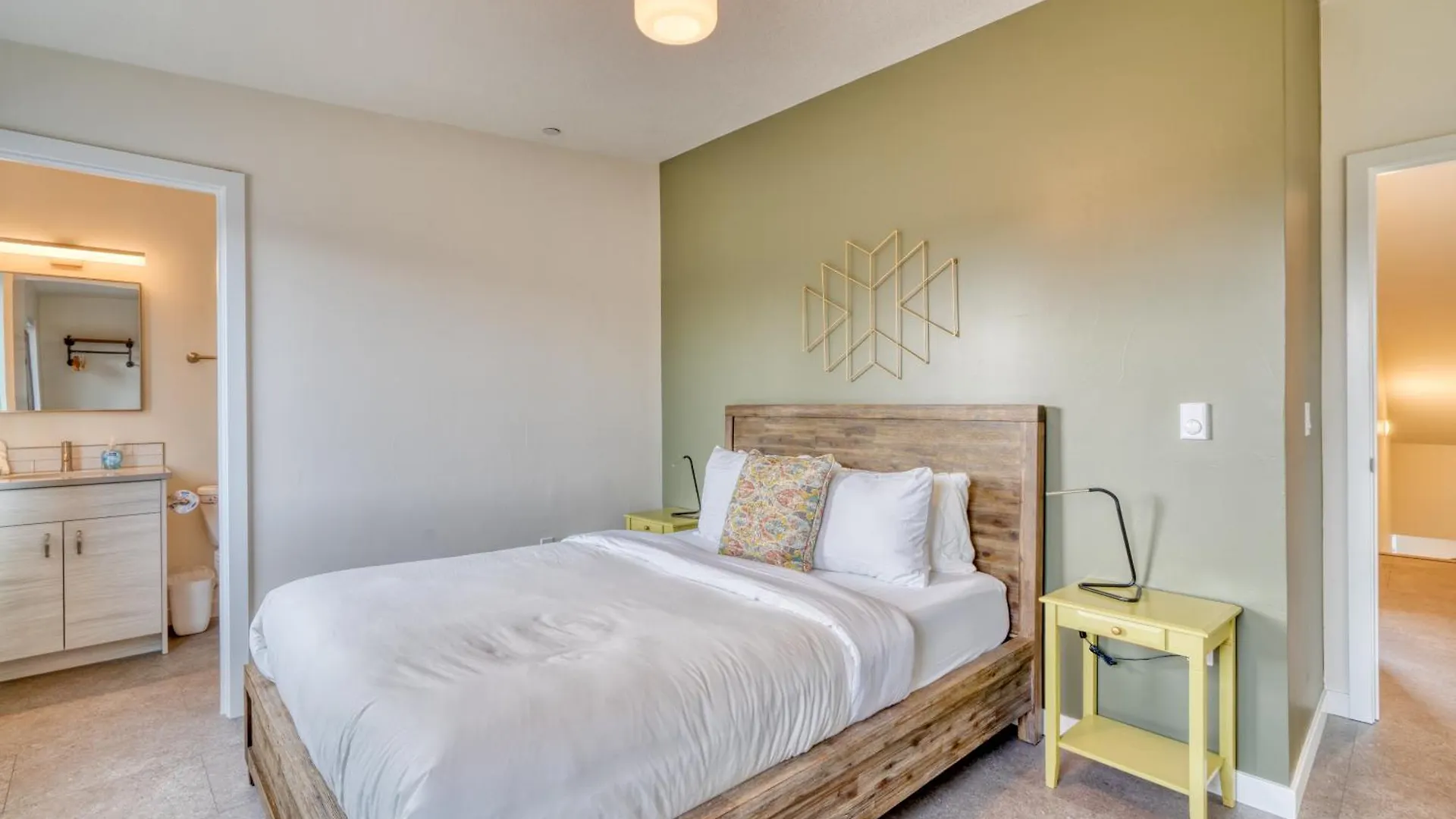 Stay Portland - Crossroads Vintage Funk Penthouse - 94 Walkscore United States