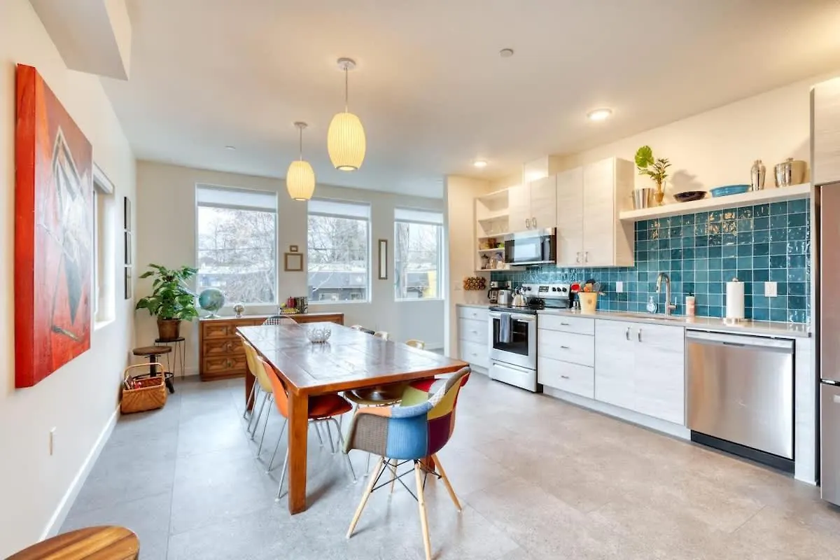 Stay Portland - Crossroads Vintage Funk Penthouse - 94 Walkscore 0*,