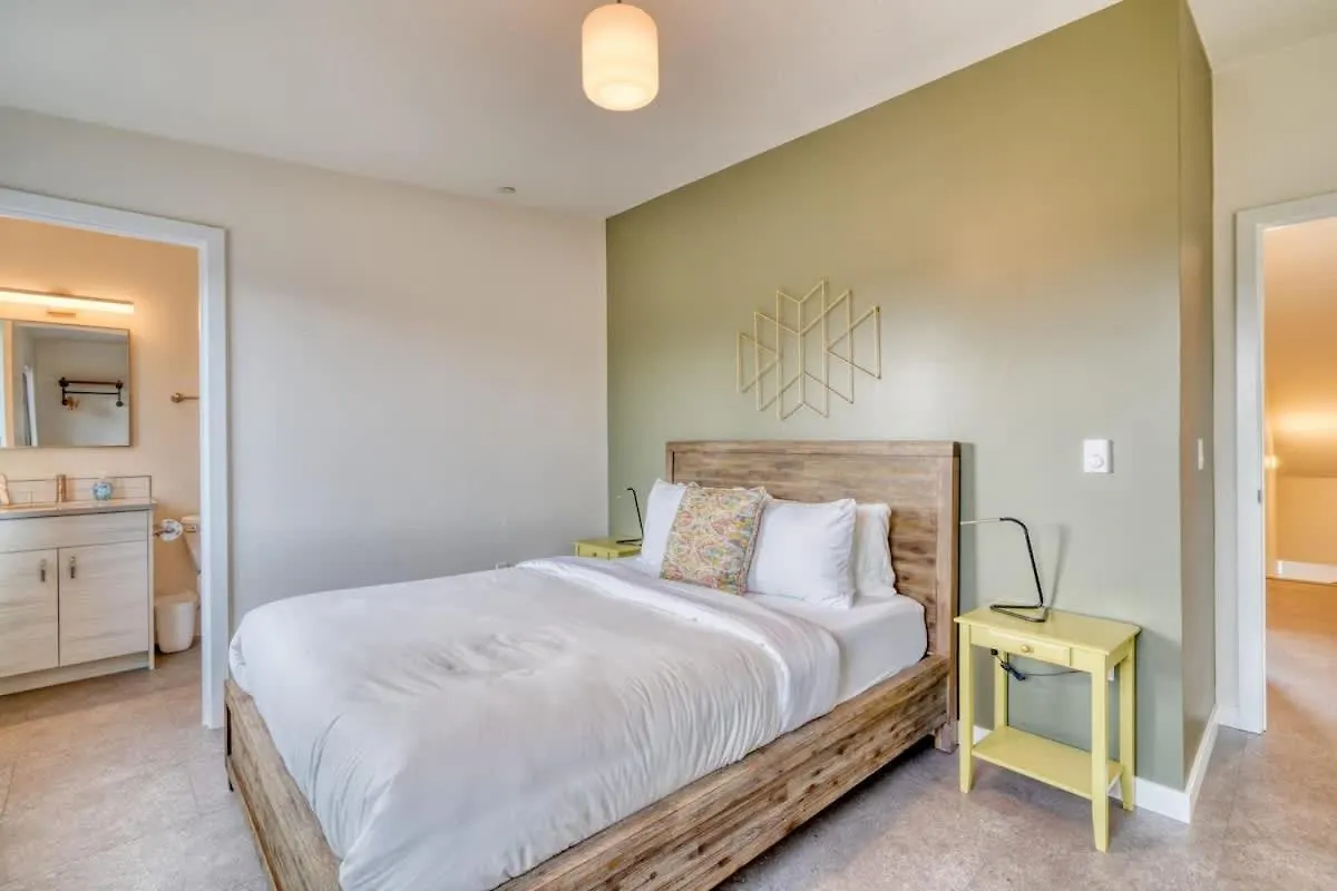 Stay Portland - Crossroads Vintage Funk Penthouse - 94 Walkscore