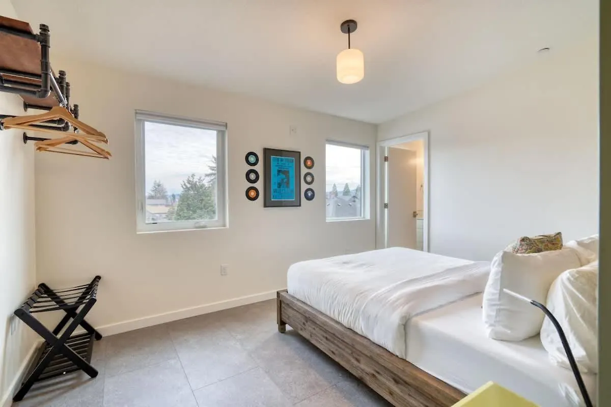 Stay Portland - Crossroads Vintage Funk Penthouse - 94 Walkscore