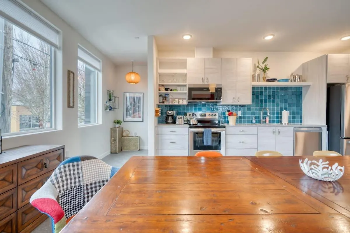 Stay Portland - Crossroads Vintage Funk Penthouse - 94 Walkscore
