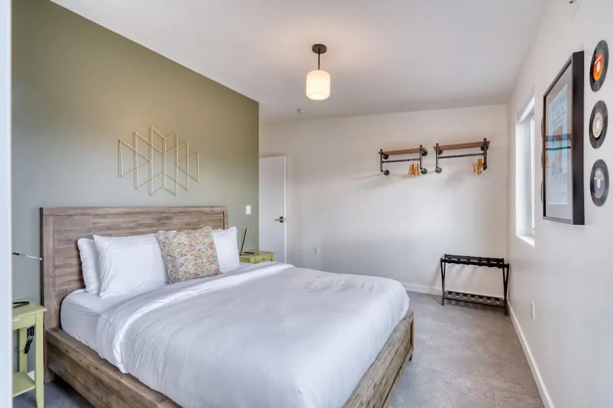 Stay Portland - Crossroads Vintage Funk Penthouse - 94 Walkscore