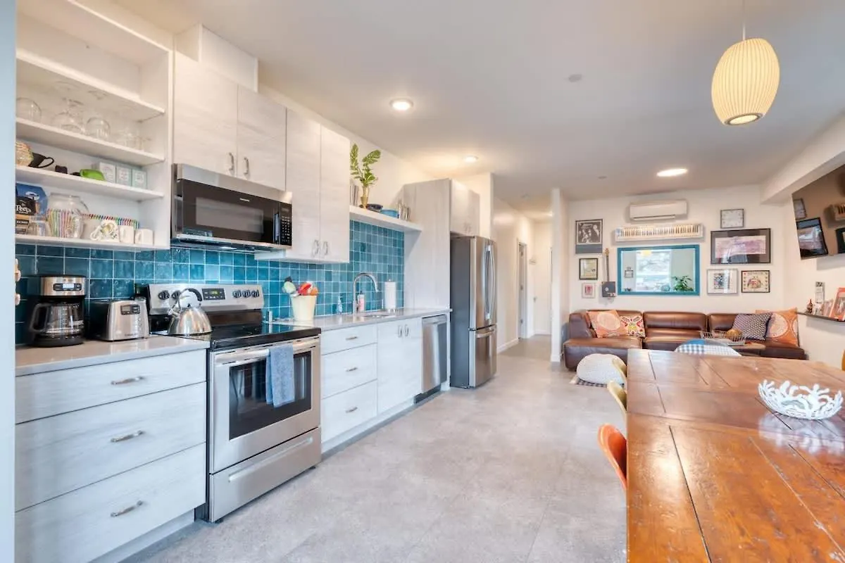 Stay Portland - Crossroads Vintage Funk Penthouse - 94 Walkscore United States